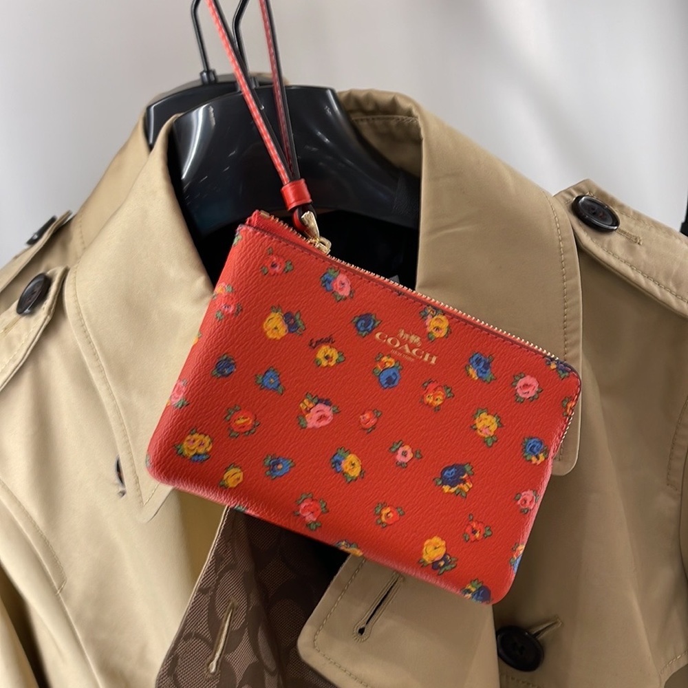 Coach Corner Zip Wristlet With Mini Vintage Rose Print
IM/Miami Red Multi